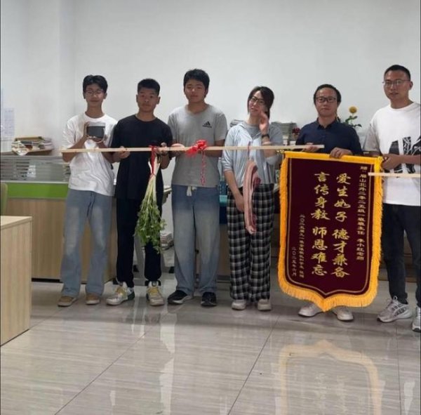 容新策略 一群毕业生挑着猪肉芹菜送老师 束脩之礼谢师恩
